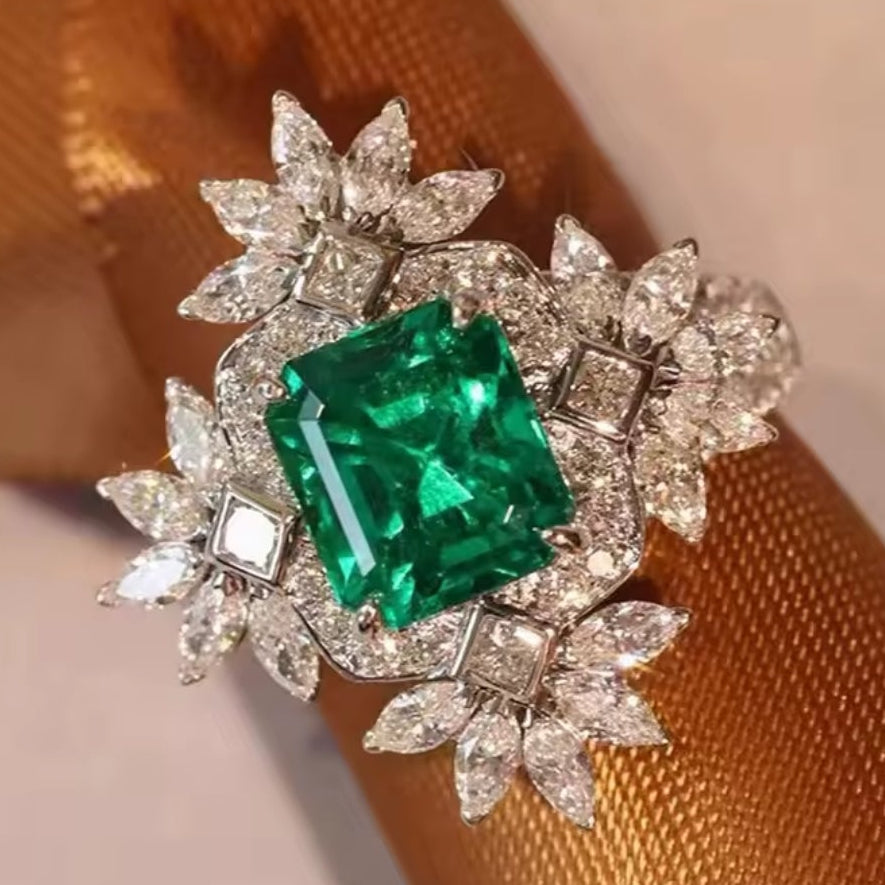 Mrs. Claus Ring - Silver Snowflake w/ Green Zirconia Ring